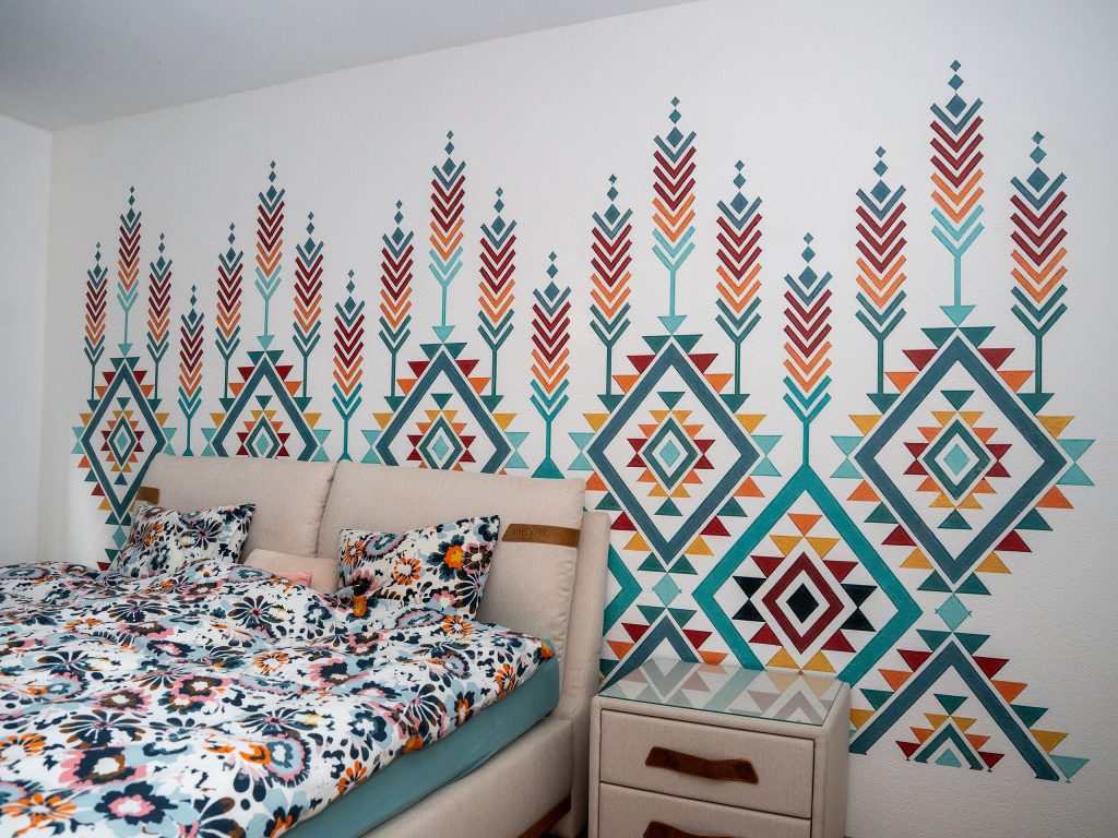 Schlafzimmer mit farblich abgestimmten Wanddruck