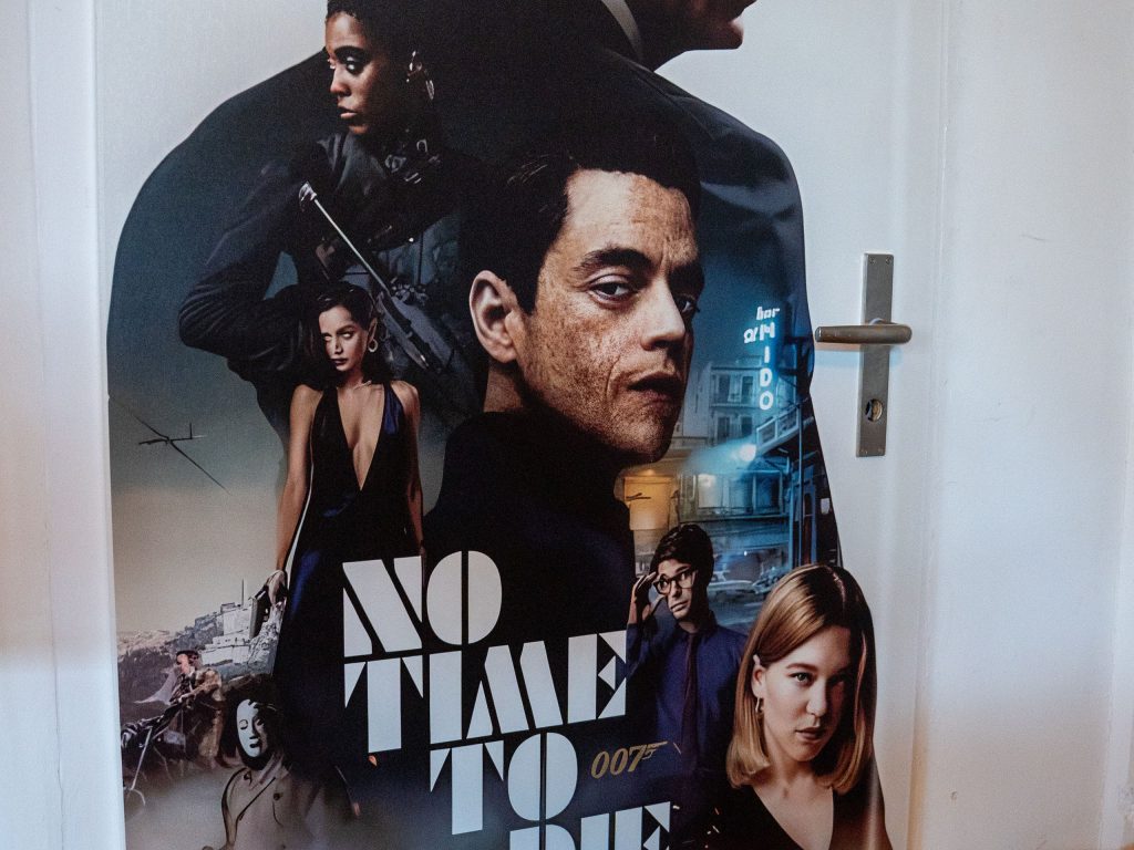 Wanddruck auf Tür nach bekanntem Filmplakat