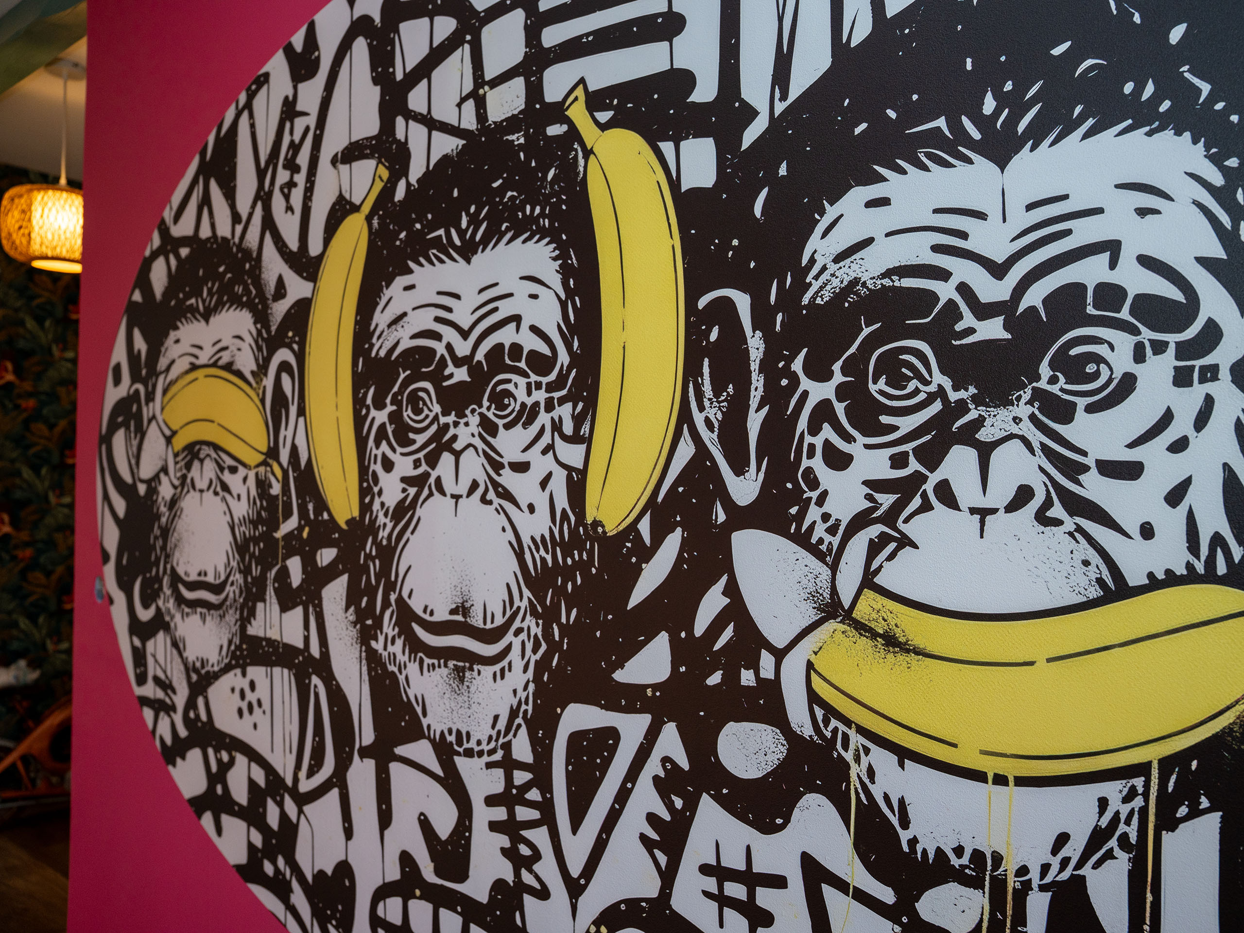 Kreativer Wanddruck von PAINT.BASEL im Innenbereich